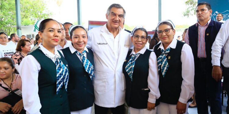 Entrega Américo tarjetas del programa “La Clínica es Nuestra”; refuerzan atención médica