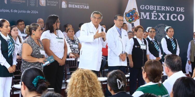 Entrega Américo tarjetas del programa “La Clínica es Nuestra”; refuerzan atención médica