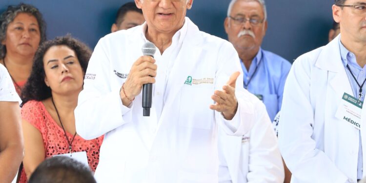 Entrega Américo tarjetas del programa “La Clínica es Nuestra”; refuerzan atención médica