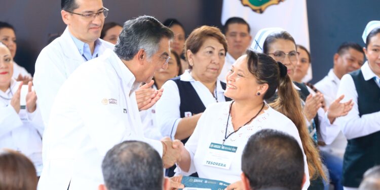 Entrega Américo tarjetas del programa “La Clínica es Nuestra”; refuerzan atención médica