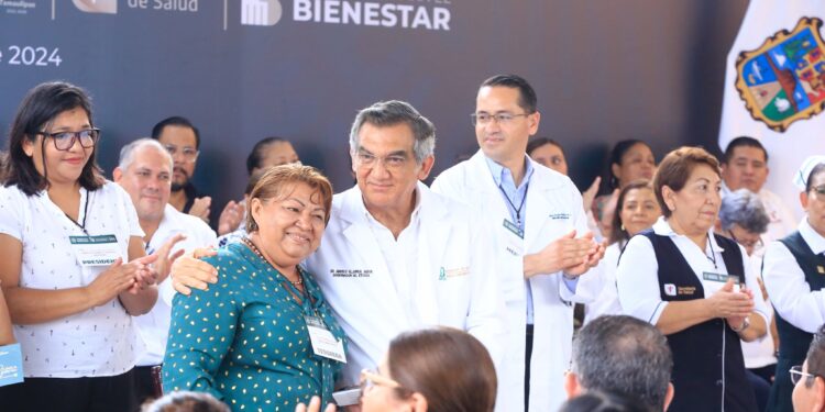 Entrega Américo tarjetas del programa “La Clínica es Nuestra”; refuerzan atención médica