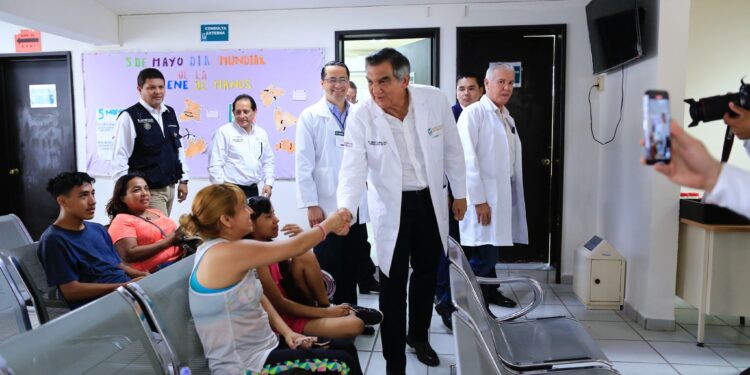 Entrega Américo tarjetas del programa “La Clínica es Nuestra”; refuerzan atención médica