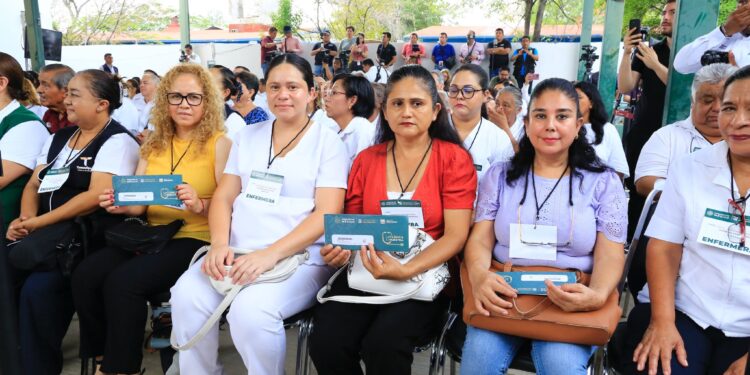 Entrega Américo tarjetas del programa “La Clínica es Nuestra”; refuerzan atención médica