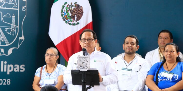 Entrega Américo tarjetas del programa “La Clínica es Nuestra”; refuerzan atención médica