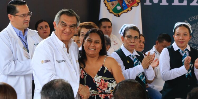 Entrega Américo tarjetas del programa “La Clínica es Nuestra”; refuerzan atención médica