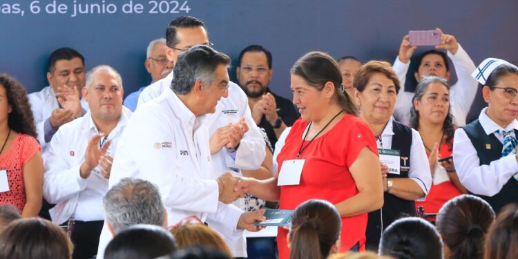 Entrega Américo tarjetas del programa “La Clínica es Nuestra”; refuerzan atención médica