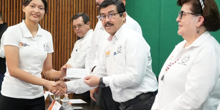 Reconoce la UAT el desempeño académico de estudiantes hijos del personal docente