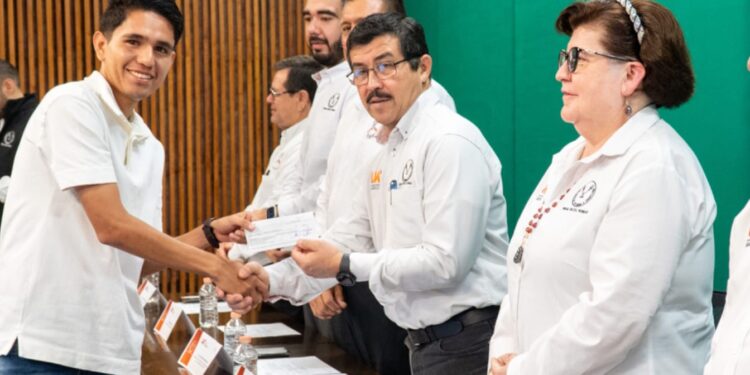 Reconoce la UAT el desempeño académico de estudiantes hijos del personal docente