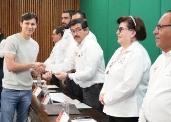Reconoce la UAT el desempeño académico de estudiantes hijos del personal docente