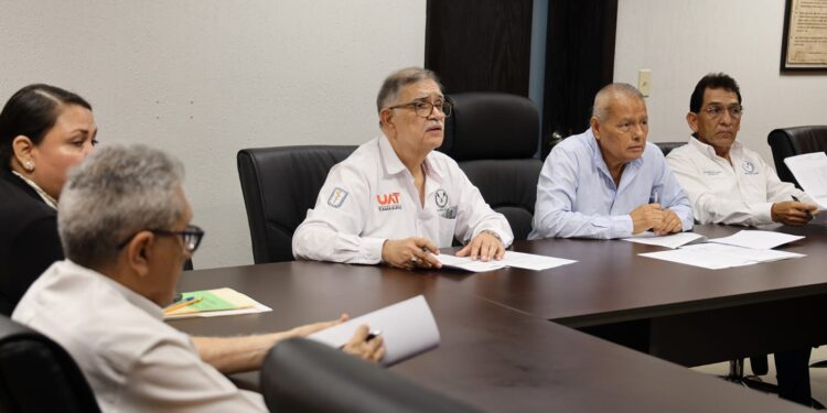 Entregan plazas a 77 médicos de pregrado de la UAT en Matamoros