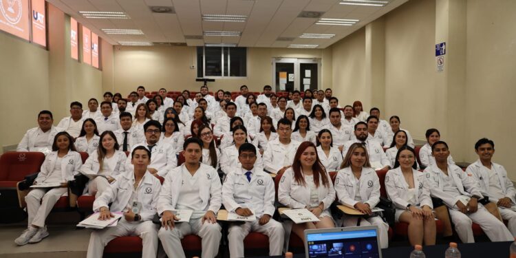Entregan plazas a 77 médicos de pregrado de la UAT en Matamoros