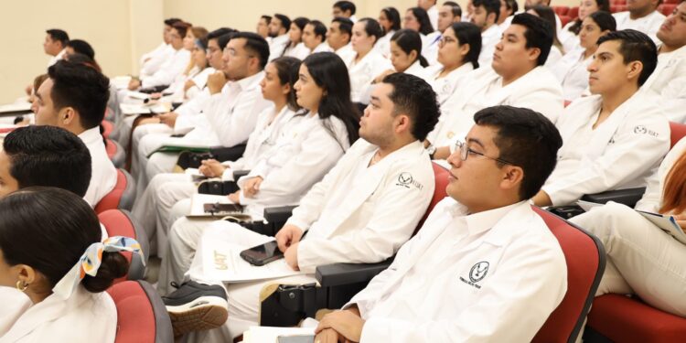 Entregan plazas a 77 médicos de pregrado de la UAT en Matamoros