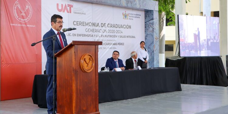 Rector de la UAT, Dámaso Anaya, preside graduación en la UAM Mante
