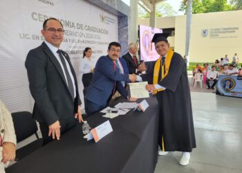 Rector de la UAT, Dámaso Anaya, preside graduación en la UAM Mante