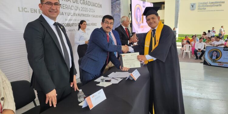 Rector de la UAT, Dámaso Anaya, preside graduación en la UAM Mante