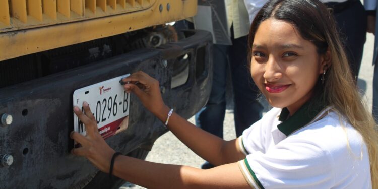 Recibe CONALEP Victoria donación de autobuses escolares