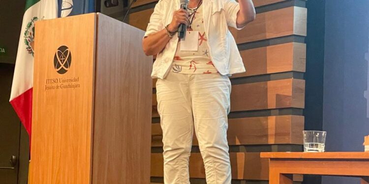 Científica de la UAT imparte taller internacional sobre construcción con tierra