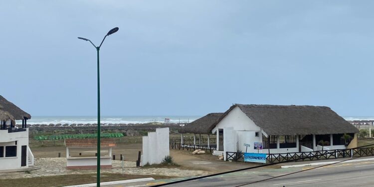 Llama Turismo a no exponerse y respetar cierre de playas por tormenta Alberto