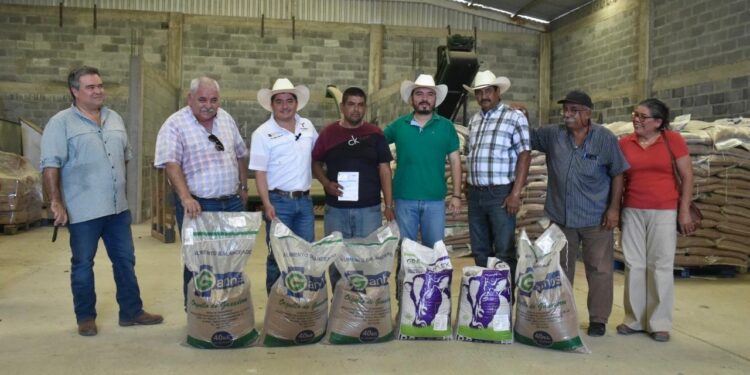 Productores de González reciben suplementos alimenticios para el ganado