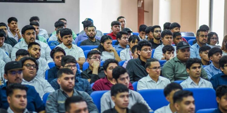 Aprenden estudiantes de la Universidad Tecnológica de Nuevo Laredo sobre inteligencia artificial y metaverso