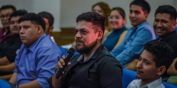 Aprenden estudiantes de la Universidad Tecnológica de Nuevo Laredo sobre inteligencia artificial y metaverso