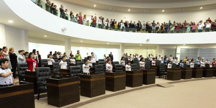 Viven estudiantes experiencia democrática, son diputados por un día