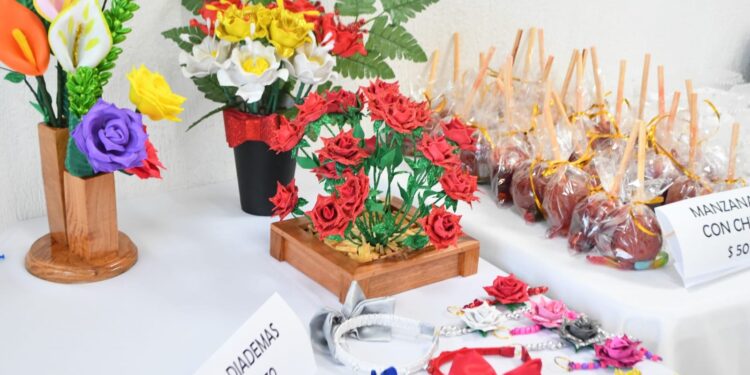 Contribuye SSPT a la reinserción social de mujeres privadas de la libertad mediante venta de productos que elaboran