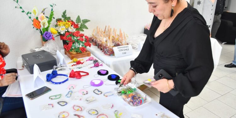 Contribuye SSPT a la reinserción social de mujeres privadas de la libertad mediante venta de productos que elaboran