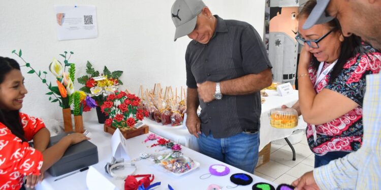 Contribuye SSPT a la reinserción social de mujeres privadas de la libertad mediante venta de productos que elaboran