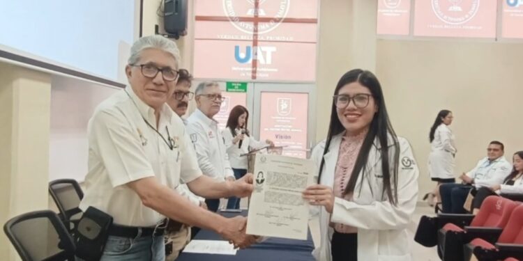 Entrega la UAT en Matamoros acta profesional a médicos cirujanos