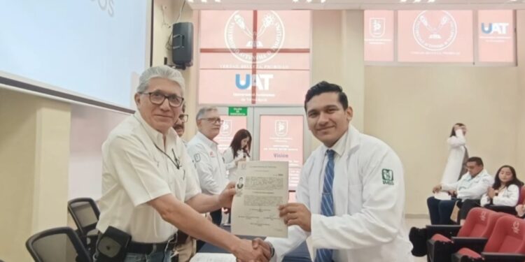 Entrega la UAT en Matamoros acta profesional a médicos cirujanos