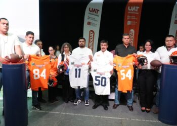 Reconoce la UAT a estudiantes destacados