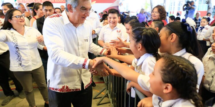 Entrega Américo becas que benefician a 54 mil estudiantes de Tamaulipas