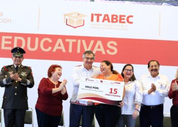 Entrega Américo becas que benefician a 54 mil estudiantes de Tamaulipas