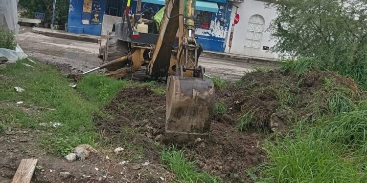 Realiza municipio labores de desazolve y limpieza de predio