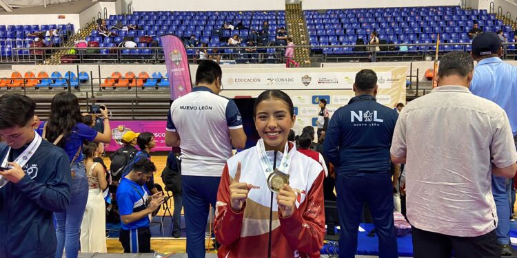 Laura Melisa, karateca de la UAT, es campeona nacional