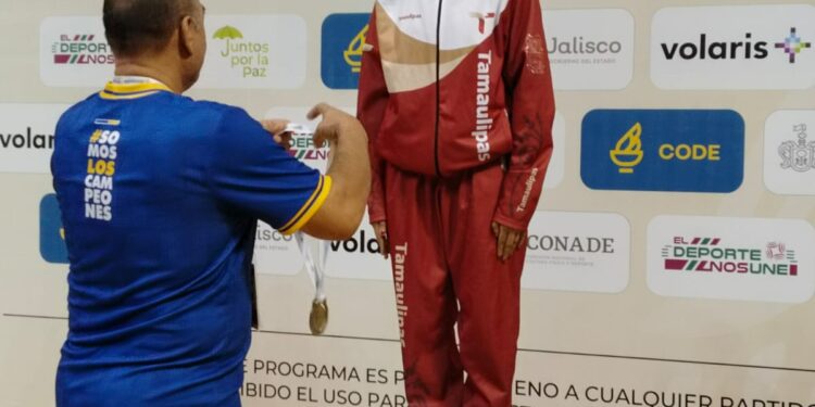 Laura Melisa, karateca de la UAT, es campeona nacional