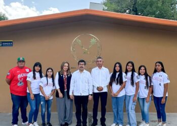 Felicita Dámaso Anaya a softbolistas de la UAT campeonas del torneo nacional Williamsport