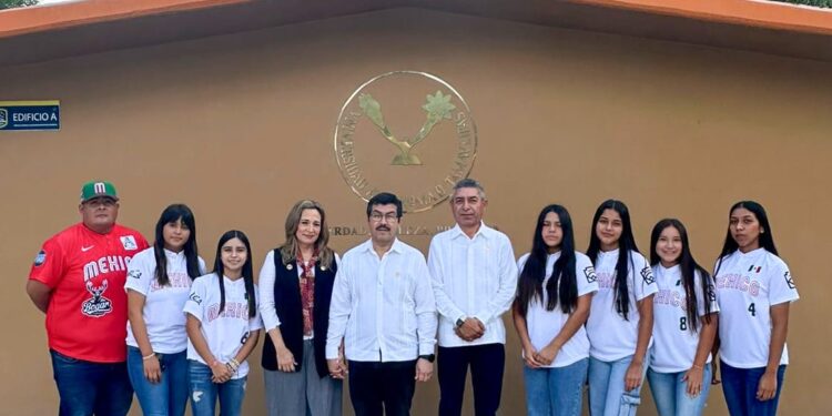 Felicita Dámaso Anaya a softbolistas de la UAT campeonas del torneo nacional Williamsport