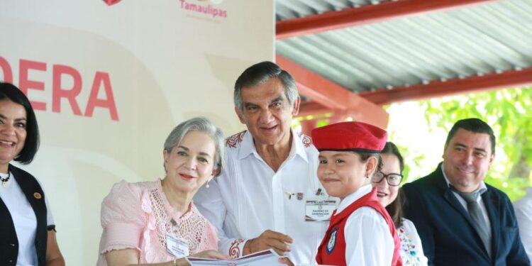 Apadrinan Américo y María a estudiantes de Xicoténcatl; presupuesto sin límites para becas