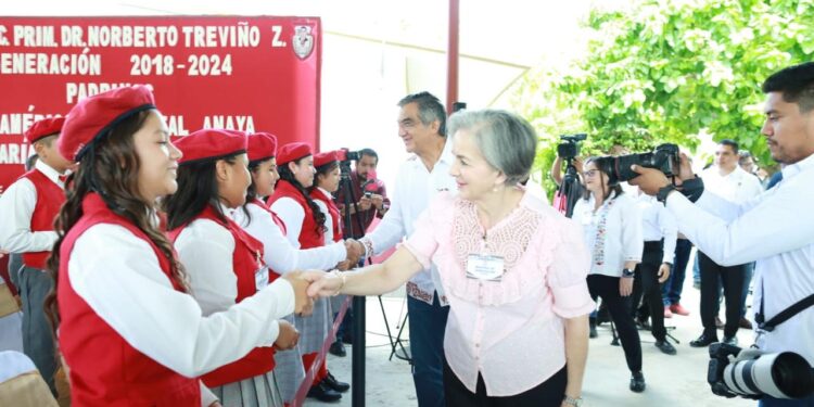 Apadrinan Américo y María a estudiantes de Xicoténcatl; presupuesto sin límites para becas