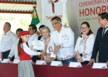 Apadrinan Américo y María a estudiantes de Xicoténcatl; presupuesto sin límites para becas