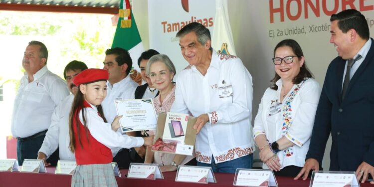 Apadrinan Américo y María a estudiantes de Xicoténcatl; presupuesto sin límites para becas