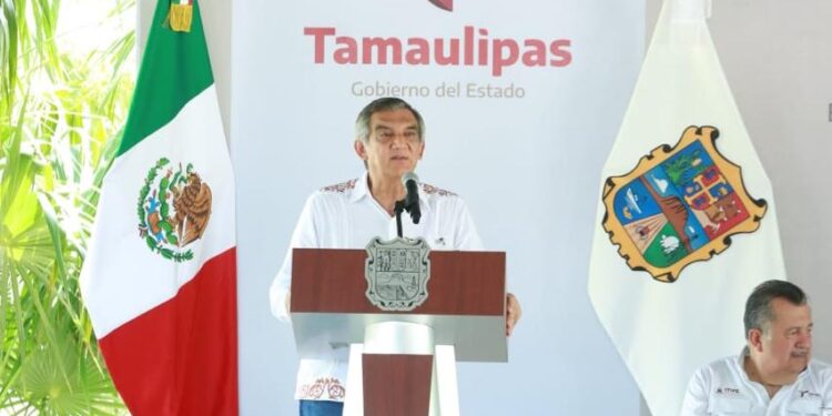 Apadrinan Américo y María a estudiantes de Xicoténcatl; presupuesto sin límites para becas