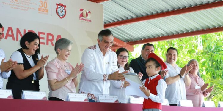 Apadrinan Américo y María a estudiantes de Xicoténcatl; presupuesto sin límites para becas