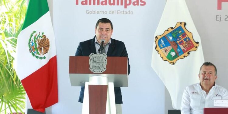 Apadrinan Américo y María a estudiantes de Xicoténcatl; presupuesto sin límites para becas