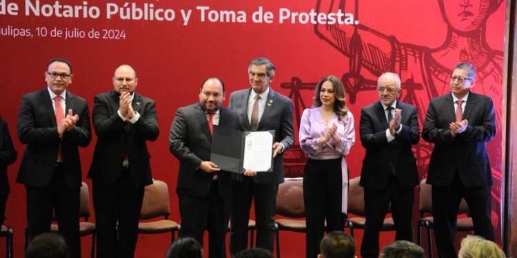 Entrega Américo patentes de aspirante a notarios públicos