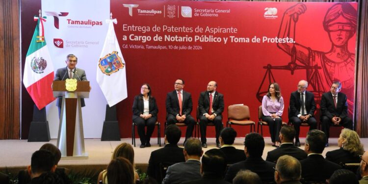 Entrega Américo patentes de aspirante a notarios públicos