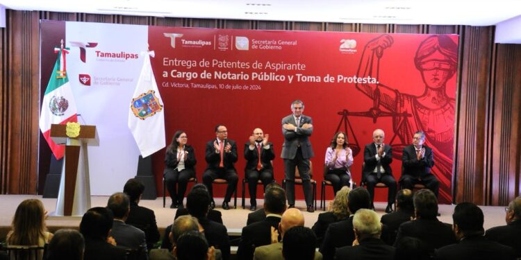 Entrega Américo patentes de aspirante a notarios públicos