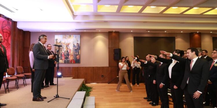 Entrega Américo patentes de aspirante a notarios públicos